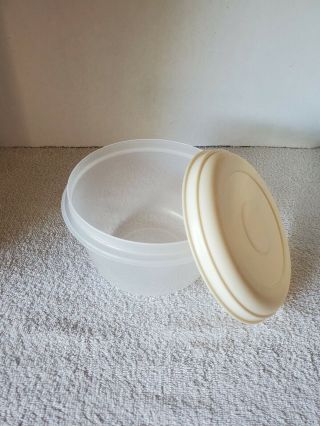 Vintage Rubbermaid Servin Saver 6 Cup Round 3 Food Container Almond Lid