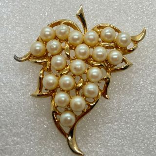 Signed Sarah Coventry Vintage Leaf Brooch Pin Faux Pearl Cluster Costume Jewelry