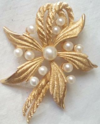 Vintage Crown Trifari Faux Pearl Gold Plate Flower Pin/brooch Designer