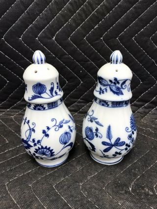 Vintage Vienna Woods Fine China Blue Onion Pattern Salt And Pepper Shaker Set