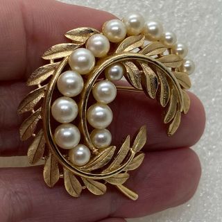 Signed TRIFARI Vintage LEAF BROOCH Pin Faux Pearl Gold Tone Costume Jewelry 2