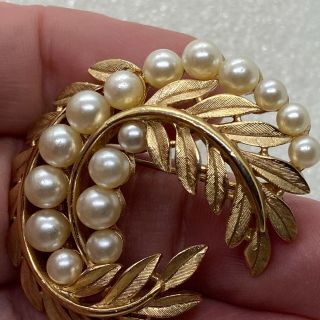 Signed TRIFARI Vintage LEAF BROOCH Pin Faux Pearl Gold Tone Costume Jewelry 3