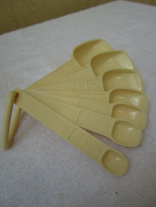 VINTAGE TUPPERWARECOMPLETE SET OF 7 CREAM - COLORED MEASURING SPOONS W/D - RING 2