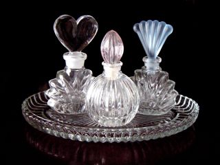 3 Crystal Clear Ribbed Art Glass Perfume Bottles Pink Blue Stoppers Vanity Tray