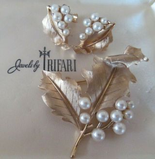 Vtg Crown Trifari Gold Tone Curly Leaf Faux Pearl Pin Brooch & Clip Earrings Set