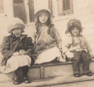 082820 Vintage Rppc Real Photo Postcard Three Little Girls In Hats On Steps