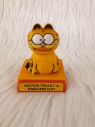 Vintage 1981 Garfield Fat Cat Never Trust A Smiling Cat Funny Moving Desk Toy 4 "