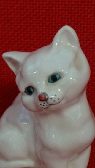 CUTE VINTAGE ROYAL DOULTON WHITE SEATED KITTEN CAT FIGURINE 1ST QUALITY 2