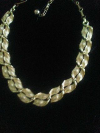 Vintage Lisner Gold Tone 16 Inch Necklace