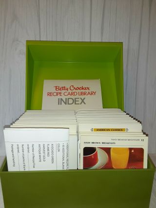 Vintage 1971 Betty Crocker Recipe Card Library Box Two Tone Green Complete