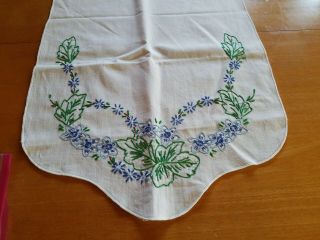 Vintage Hand Embroidered Table Runner Dresser Scarf Scalloped