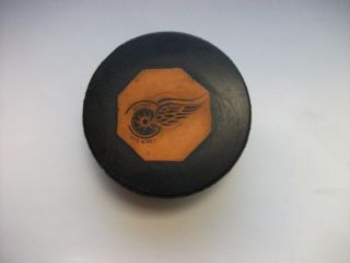 Vintage 6 Nhl Detroit Red Wings Ccm Art Ross Tyer Game Puck Spectacular