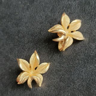 Signed Crown Trifari Vintage Retro Gold Tone Flower Leaf Clip Earrings 118