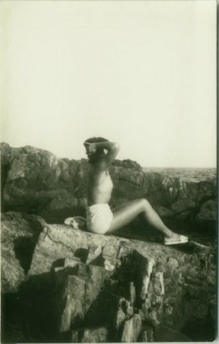 1950s/60s Vintage Risque Amateur Photo - Naked Woman On The Rocks (139)