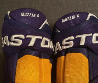 Jake Muzzin 6 Los Angeles Kings Game Worn/Team Issued Hockey Gloves 2