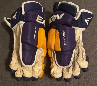Jake Muzzin 6 Los Angeles Kings Game Worn/Team Issued Hockey Gloves 3