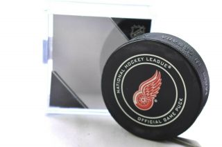 Nhl Detroit Red Wings Official Game Puck In Protective Case Hockey Sher - Wood