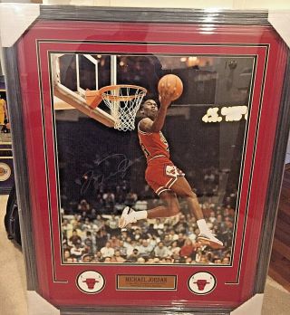 MICHAEL JORDAN SIGNED 16X20 FRAMED & MATTED PHOTO CHICAGO BULLS WITH READ 2