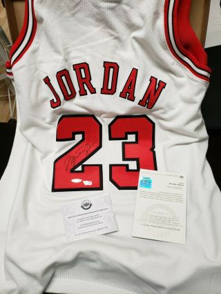 Michael Jordan Chicago Bulls Signed Upper Deck White Jersey