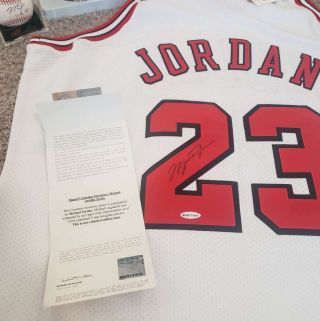 MICHAEL JORDAN Signed White 1997 - 98 Mitchell & Ness Bulls Jersey Autographed UDA 2