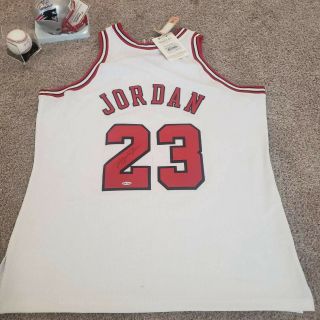 Michael Jordan Signed White 1997 - 98 Mitchell & Ness Bulls Jersey Auto Uda