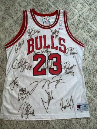 Chicago Bulls 1997/1998 Team Signed Michael Jordan Jersey