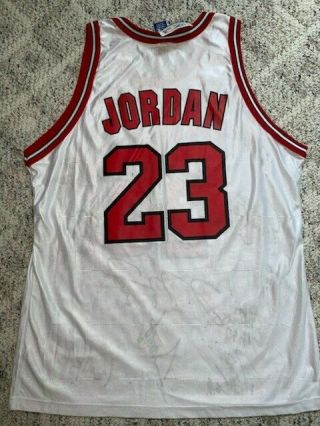 Chicago Bulls 1997/1998 Team Signed Michael Jordan Jersey 2