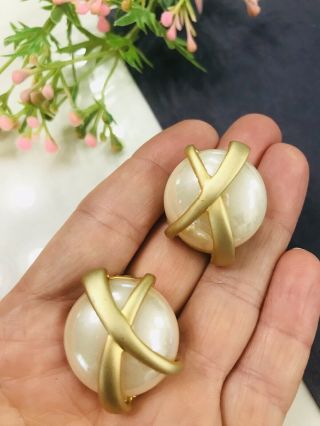 Estate Vintage Gold Brushed Plastic Accents Earrings Clip On 1.  25 " T