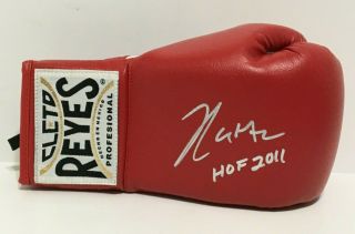 Julio Cesar Chavez Signed Red Cleto Reyes Boxing Glove " Hof 2011 " Psa Ah55529