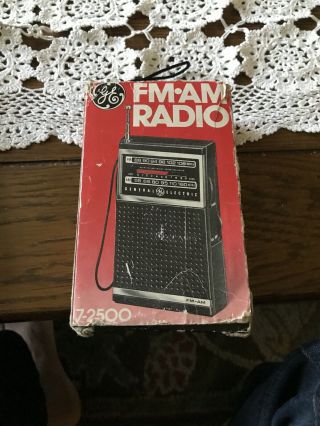 Vintage Ge 7 - 2500 Miniature Portable Fm.  Am Radio With Box