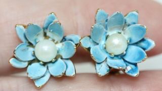 Vintage Gold Tone Blue Enamel Petal & Pearl Flower Clip On Earrings E720
