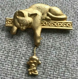 Vintage Signed Jj Brushed Gold Tone Cat On Mantle Grabbing Mouse Brooch Pin