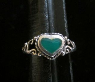 Vintage.  925 Sterling Silver Heart Ring Size 5 1/2 Inlaid Green 2.  4 Gr