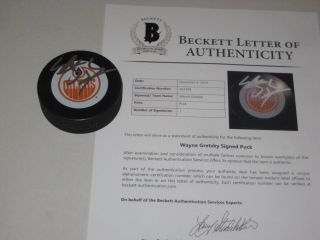 Wayne Gretzky Signed Edmonton Oilers Vintage Puck W/ Beckett Loa