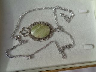 Lovely Vintage Decorative Filigree & Green Agate Pendant Necklace