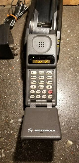 Vintage Motorola Flip Cell Phone GTE 34015WNRSA with charger,  Powers on 3