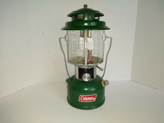 Vintage 1976 Coleman 220j Dual Mantle Lantern W/ Pyrex Globe & Flint Igniter