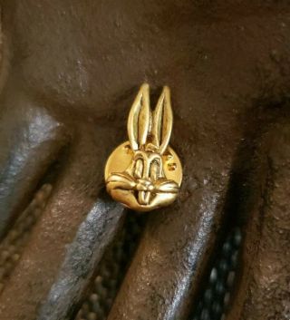 Vintage 92 Gold Tone Warner Brothers Bugs Bunny Looney Tunes Lapel Tie Tac Pin