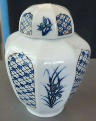 Vintage Asian Blue and White Porcelain GInger Jar Vase w Lid 3