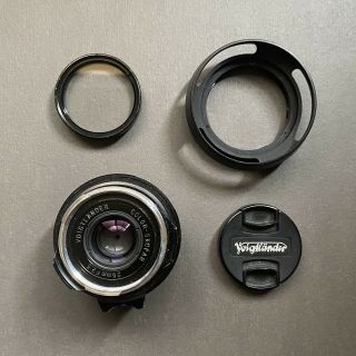 Voigtlander Color Skopar - Leica M - Mount 35mm F/2.  5 W/ Hood And Filter