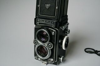 Rolleiflex 3.  5E2 camera with Xenotar 75mm f3.  5 taking lens,  Serial No E2 1871409 3