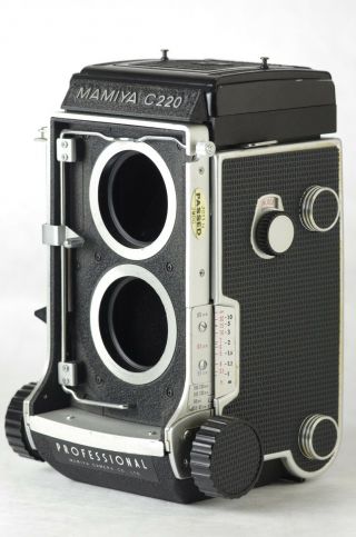 MAMIYA C220 BODY WITH 105MM LENS AND INSTRUCTION BOOK 2
