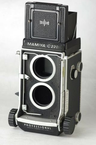 MAMIYA C220 BODY WITH 105MM LENS AND INSTRUCTION BOOK 3