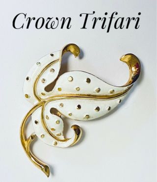 Vtg 1950’s Crown Trifari (signed) White Enamel & Gold Polka Dot Leaf Brooch