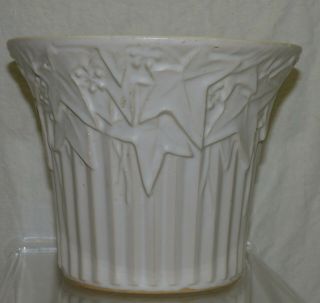 Vintage 1940s McCoy Matte White Ivy Leaves & Berries Flower Pot Made in USA 2