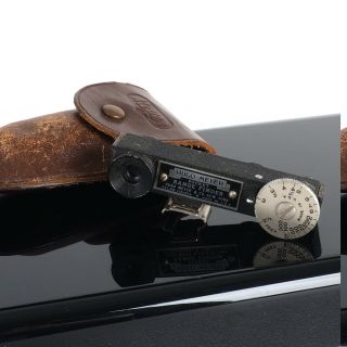 ^ Hugo Meyer Pocket Rangefinder Cold Shoe Mount W/ Leather Case