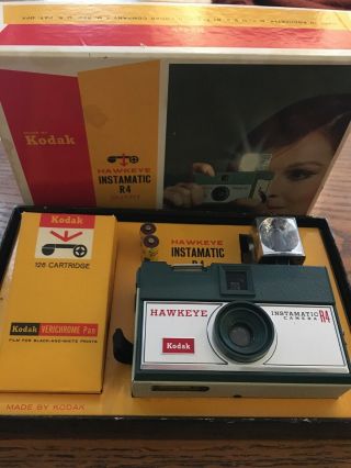 Kodak Hawkeye Instamatic R4 Camera.  Vtg 60’s W/orig Box