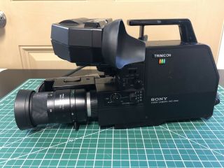 Sony Trinicon Hvc - 2200 Color Video Camera W/ Case