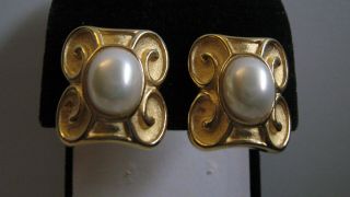 Vintage Signed Oscar De La Renta Gold Tone Pearl Clip Earrings