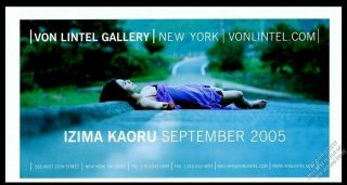 2005 Izima Kaoru Woman On Road Photo Nyc Gallery Show Vintage Print Ad